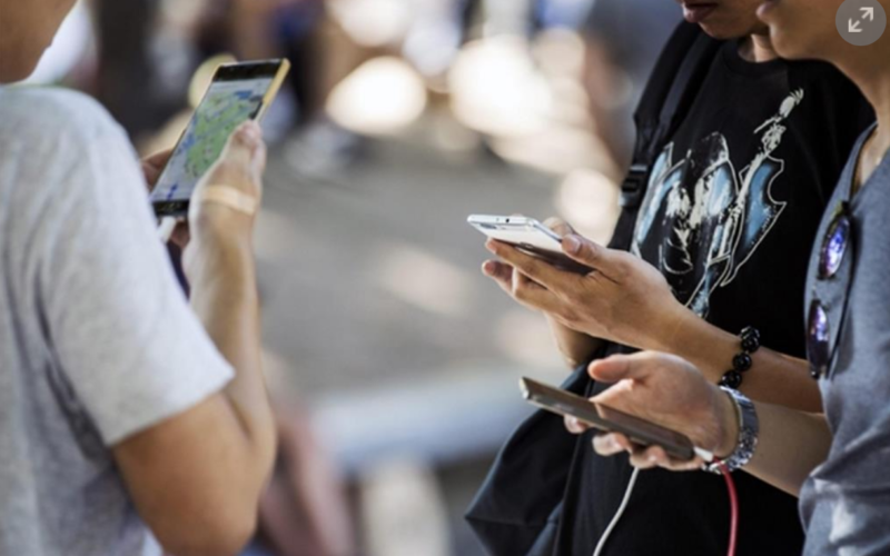 Giovani e smartphone, la regola del “buon senso” secondo James Steyer