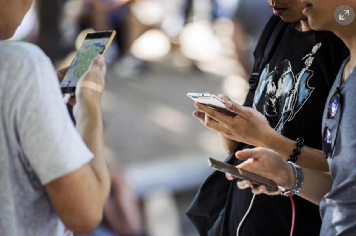 Giovani e smartphone, la regola del “buon senso” secondo James Steyer